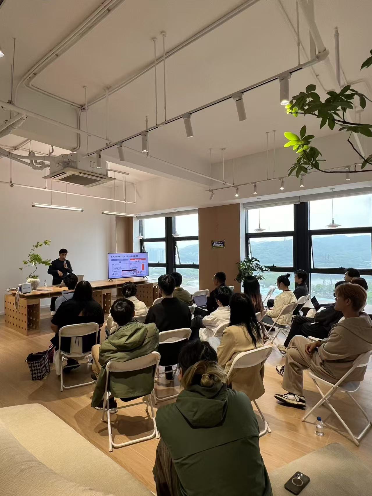 约二十人的沙龙现场正在进行 AI 主题分享