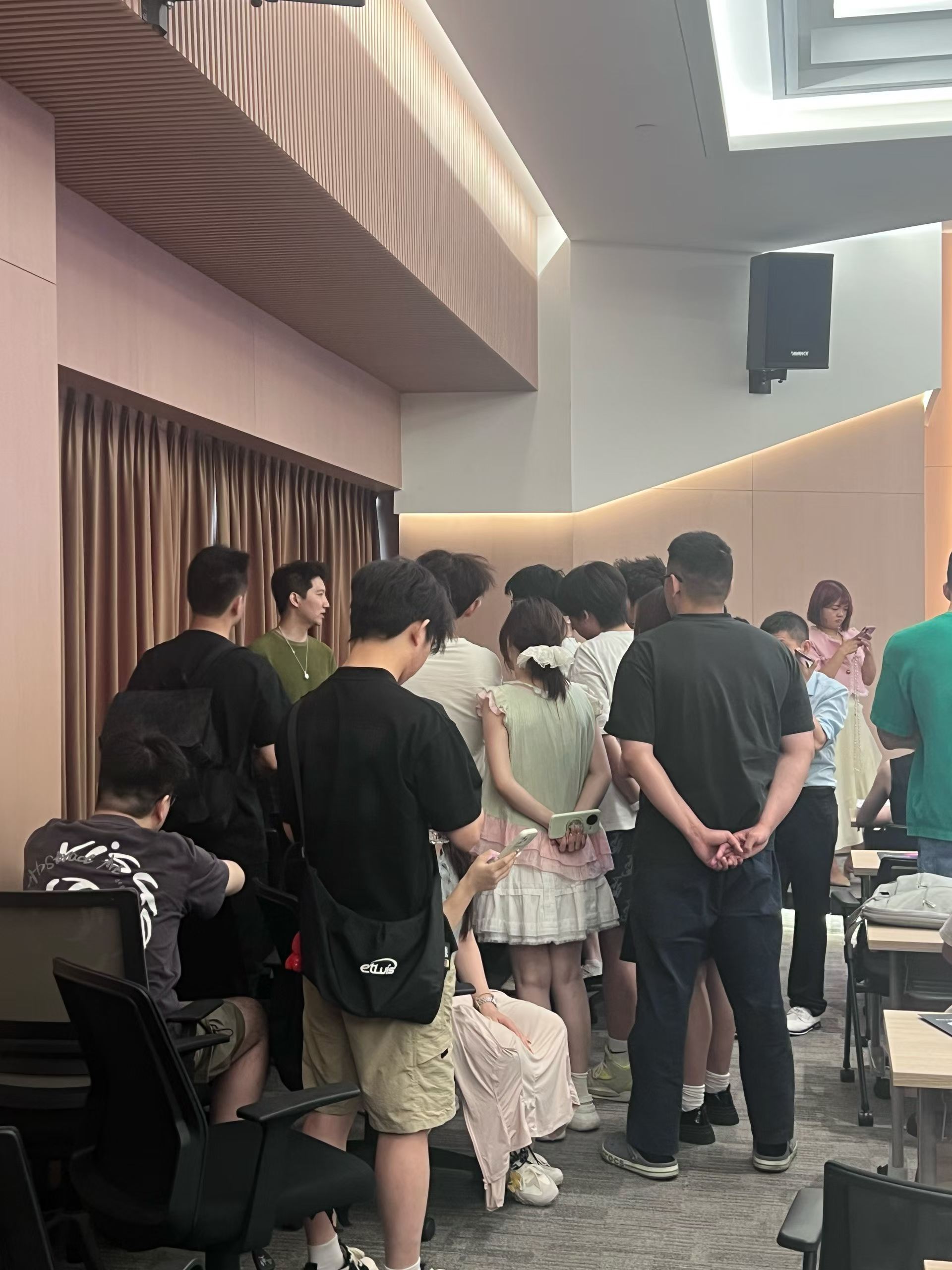 分享结束后，参与者围在一起继续交流 AI 产品问题